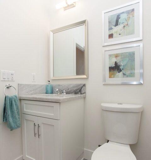 1st Floor Master Bathroom #5 (Image 1)